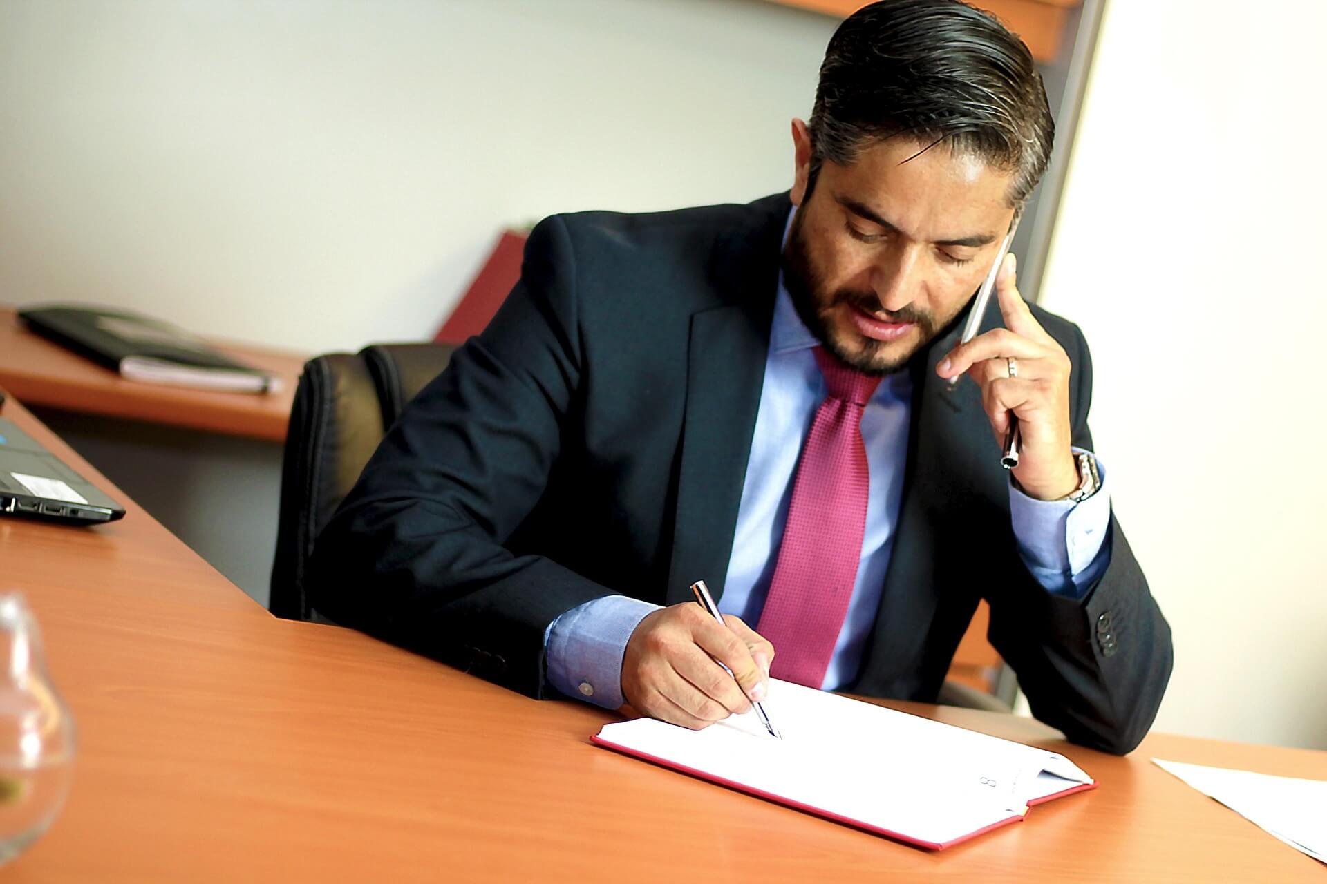 Uomo d'affari al telefono e scrive